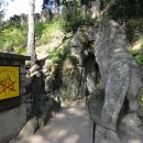 Jeskyně se nachází uvnitř kopce Milenka, je uměle vybudovaná a její vchod stráží lev