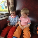 Děti jsou ve vlaku nejhodnější, když jim pustíme Bořka stavitele nebo tak něco podobného