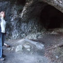 Jeskyně na úpatí skály