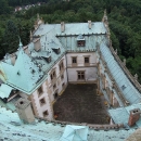 Pohled z věže na střechy zámku