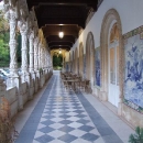 Na zdi zámku lze na azulejos sledovat celou sérii výjevů
