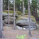 A takových kamenů si tady v lesích příroda poskládala spousty