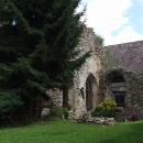 Torzo kláštera je dnes roztroušeno i v zahradách okolních stavení