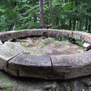 Na vrcholu hradní skály leží dřevěný kruh