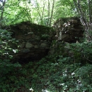 Zbytky hradních zdí na Osuli, hrad zanikl ještě v době stavby