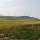 První vlaštovky ekologické energetiky v Rumunsku. Mimochodem, ty "kopečky" mají nadmořskou výšku jen lehce přes 100 metrů.