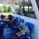 Děti si plavbu lodí užívají.