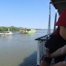 Na Dunaji je živo. Potkáváme rybářské nebo další výletní lodě.