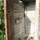 Rodina paní Veroniky obývá typický jednopodlažní domek, na první pohled moderně vypadající, ale WC mají za domem :-)