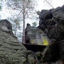 Ikonka Kyjovského hrádku táhne nahoru do skal
