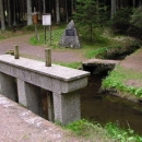 Rosenauerův pomník v Rakousku u jedné regulační výpustě kanálu