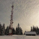 Na Rozvodí je telekomunikační věž a budka. Sněhu asi metr...