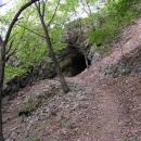 Stezka ve skalách nad bývalými proudy vede i tunýlkem