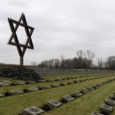 Židovská hvězda nad řadami tisíců obětí