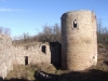 Mohutná válcová věž je dominantou hradu