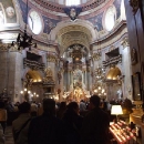 Bohatá výzdoba barokního kostela v centru Vídně