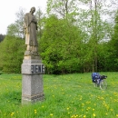 Uprostřed louky stojí socha na památku jednoho syna padlého ve válce v Německu
