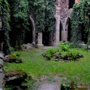 Rajská zahrada v klášteře. V nitru kláštera přečkáváme i mohutný slejvák.