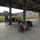 Výpravu končíme na nádraží v Klodzku, odkud nám jede přímý vlak domů. Mohli bychom těch cca 60 km ujet na kole, ale chceme prozkoumat, jak mezinárodní přeprava funguje.