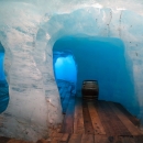 V ledovci je uměle vyhloubená jeskyně, abychom mohli nahlédnout do jeho namodralého nitra.