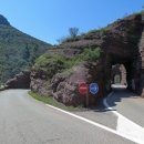 Cesta vede po bývalé železnici a tunely jsou většinou jednosměrné
