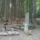 Na místě hrobu majora c. k. rakouské armády Friedricha Edelmanna von Enhubera byl roku 1848 postaven pomník. Pomník má tvar ulomeného sloupu, na kterém je německý nápis.